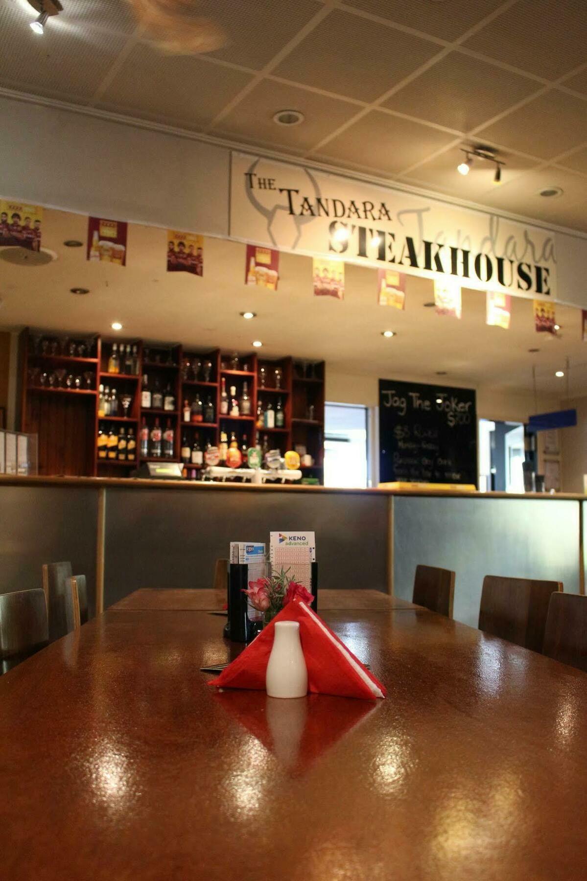Tandara Hotel Motel Sarina Екстериор снимка