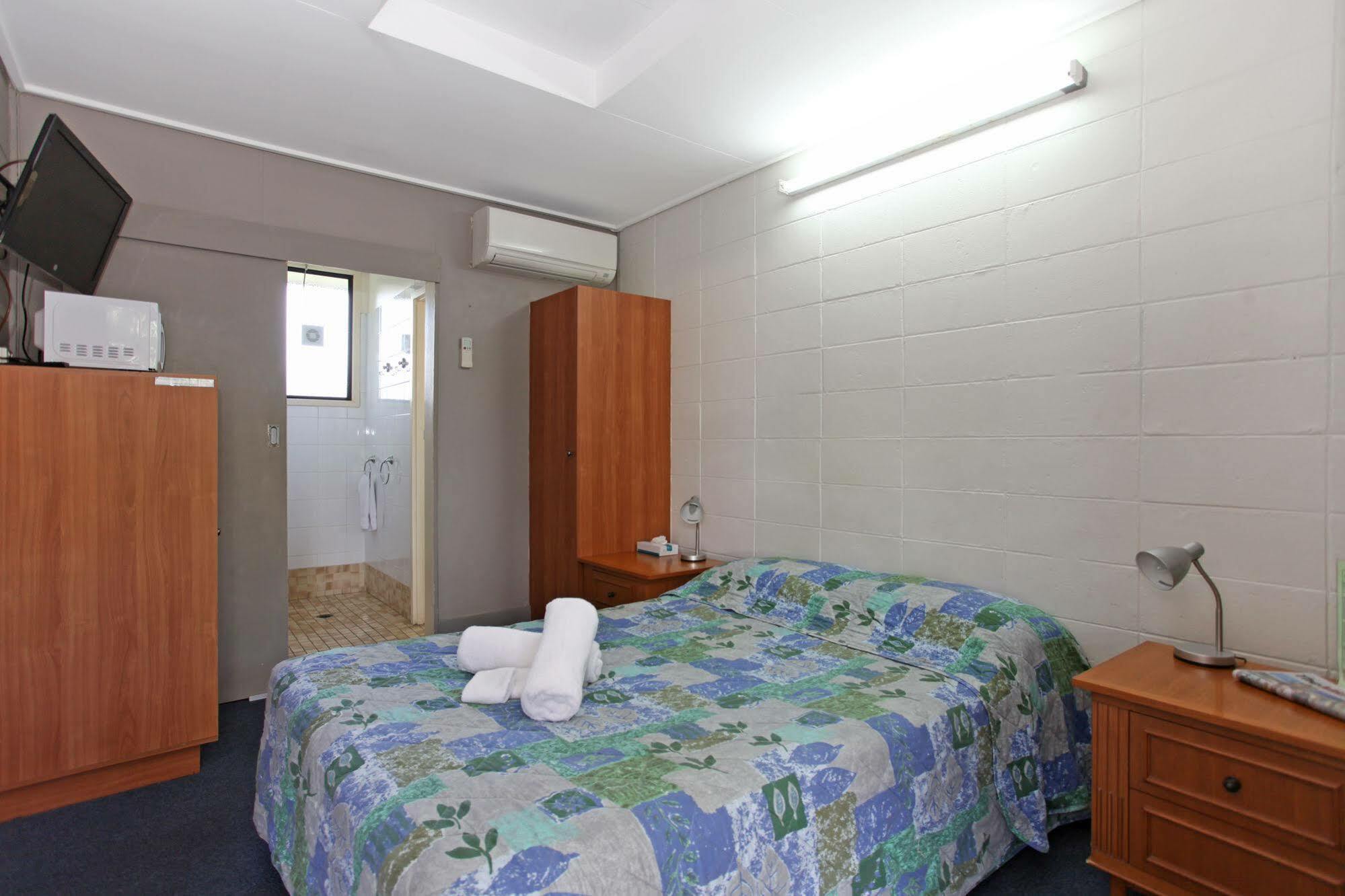 Tandara Hotel Motel Sarina Екстериор снимка