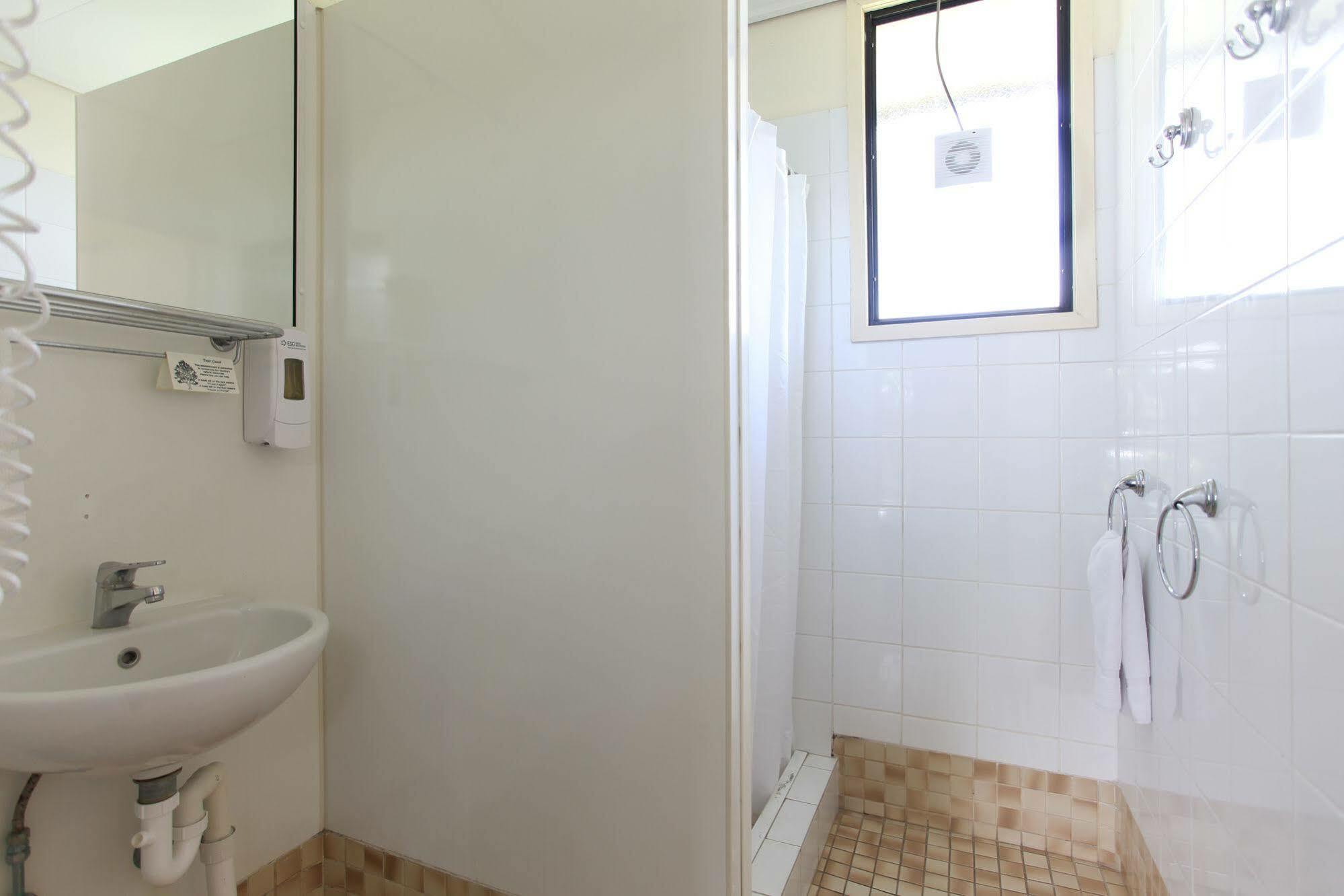 Tandara Hotel Motel Sarina Екстериор снимка