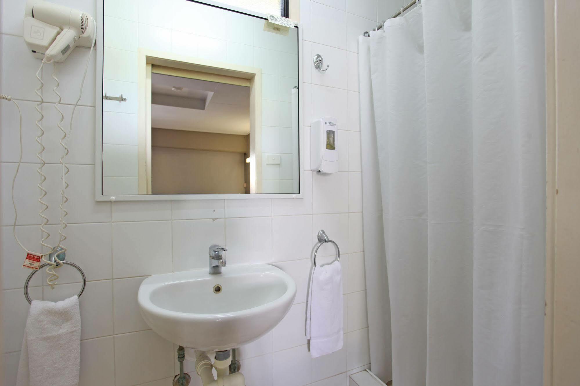 Tandara Hotel Motel Sarina Екстериор снимка