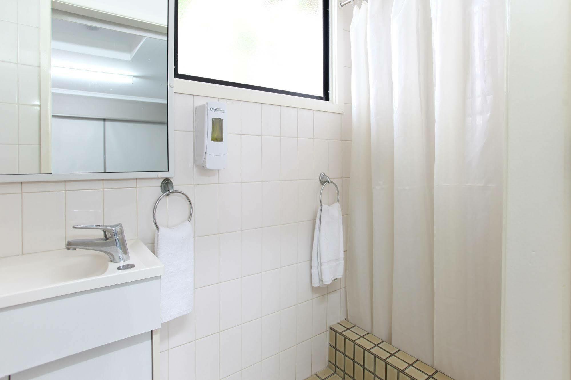 Tandara Hotel Motel Sarina Екстериор снимка
