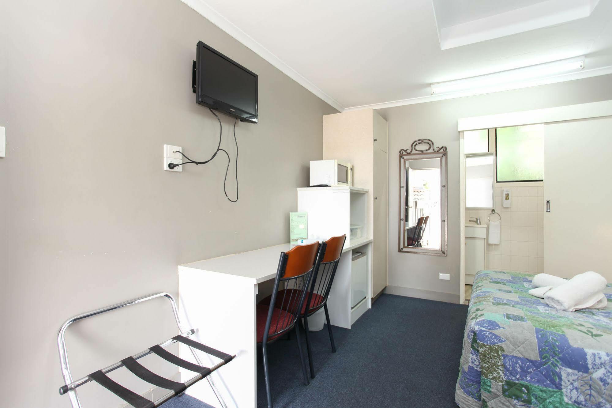 Tandara Hotel Motel Sarina Екстериор снимка