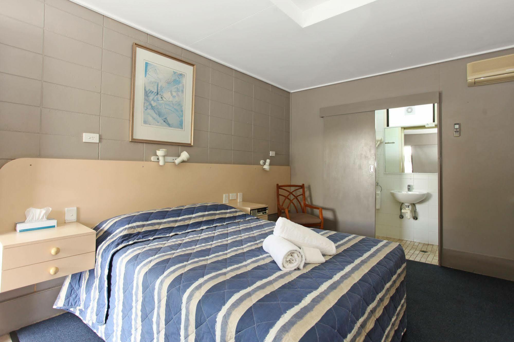 Tandara Hotel Motel Sarina Екстериор снимка