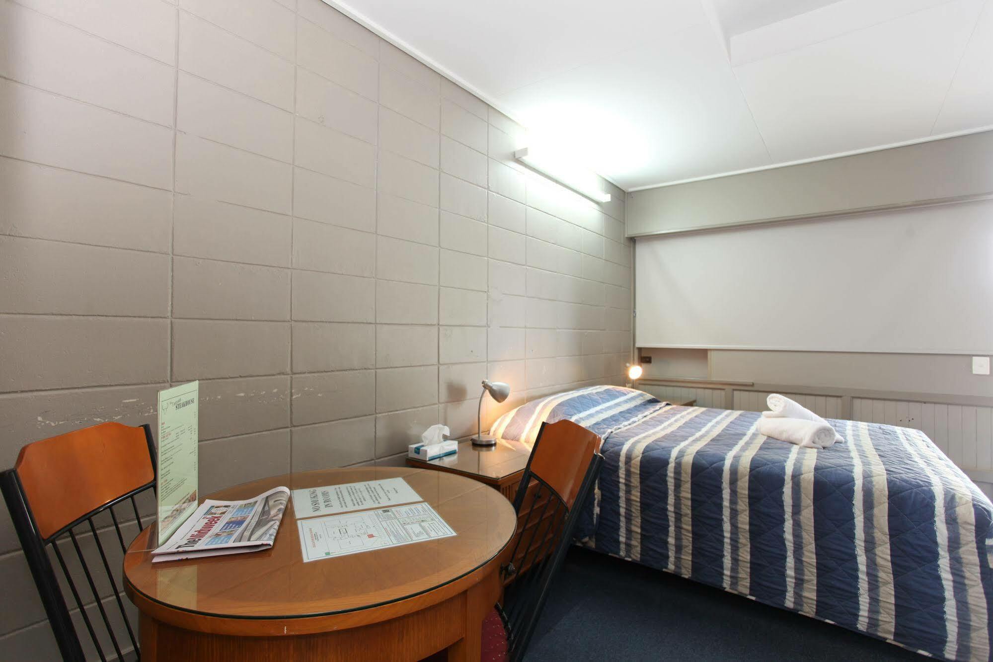 Tandara Hotel Motel Sarina Екстериор снимка