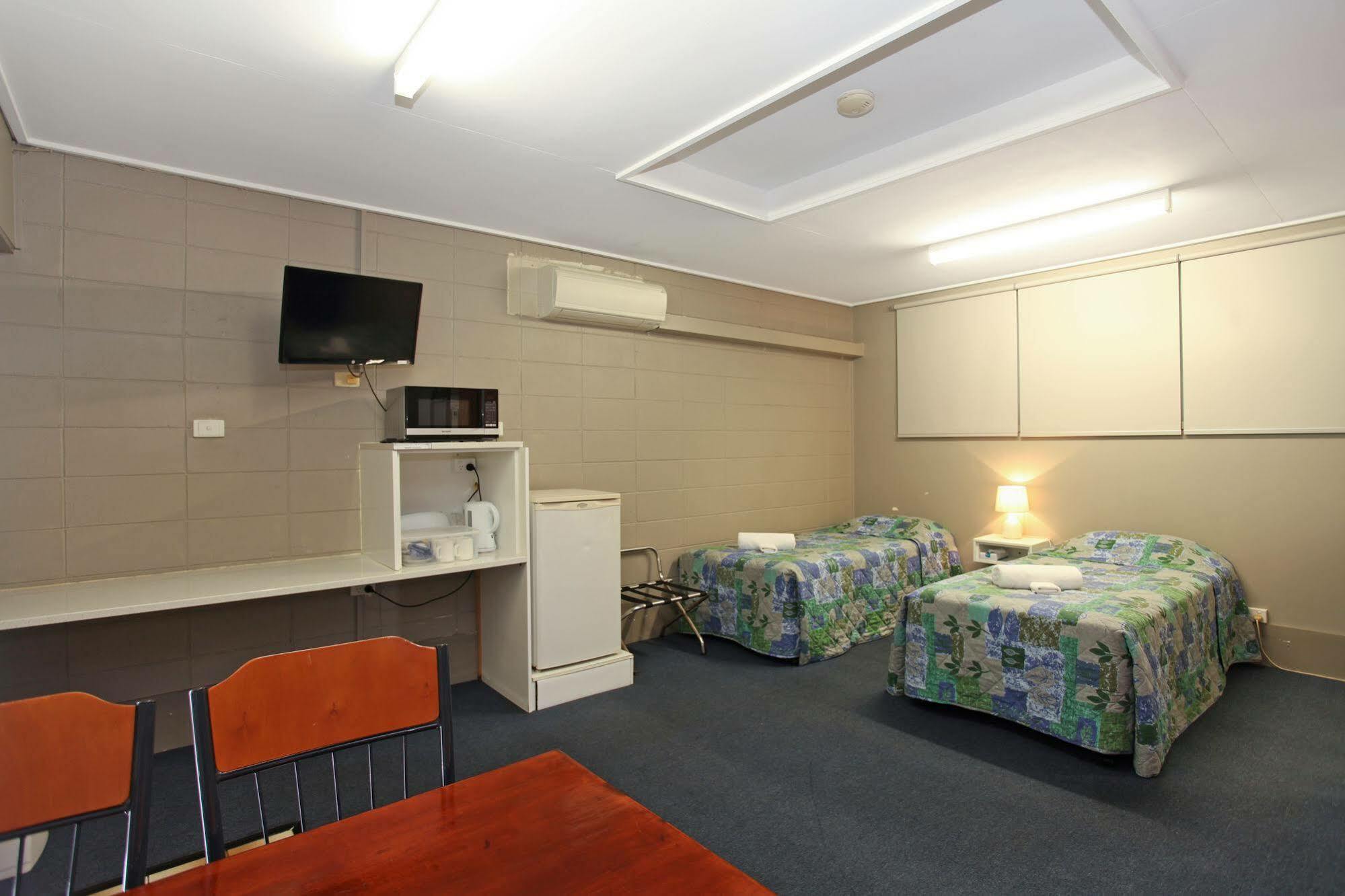 Tandara Hotel Motel Sarina Екстериор снимка