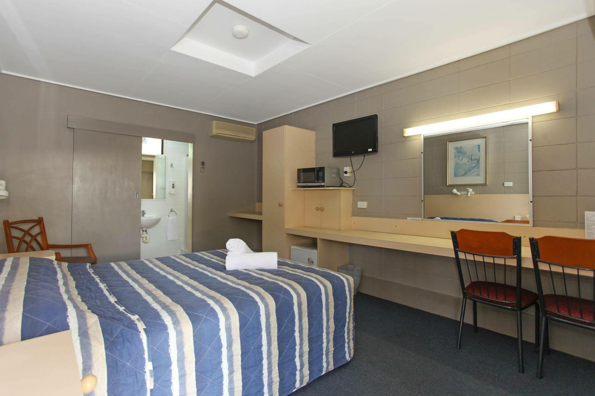 Tandara Hotel Motel Sarina Екстериор снимка