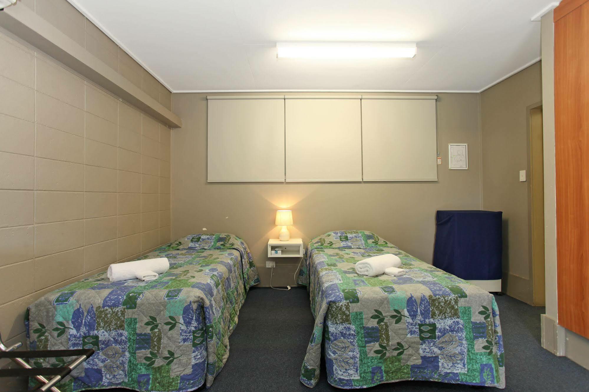 Tandara Hotel Motel Sarina Екстериор снимка