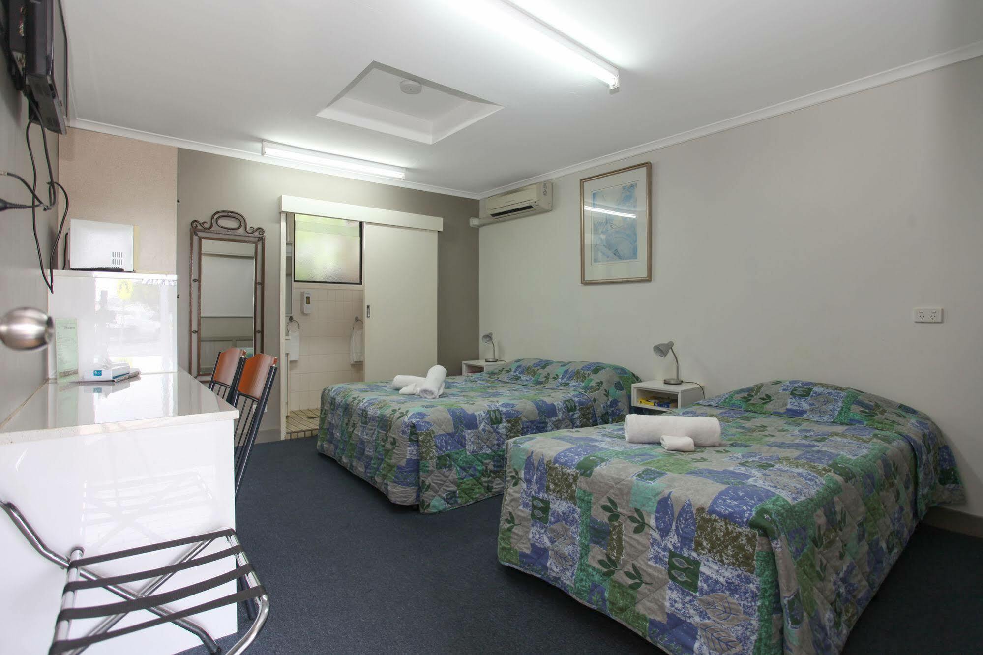 Tandara Hotel Motel Sarina Екстериор снимка