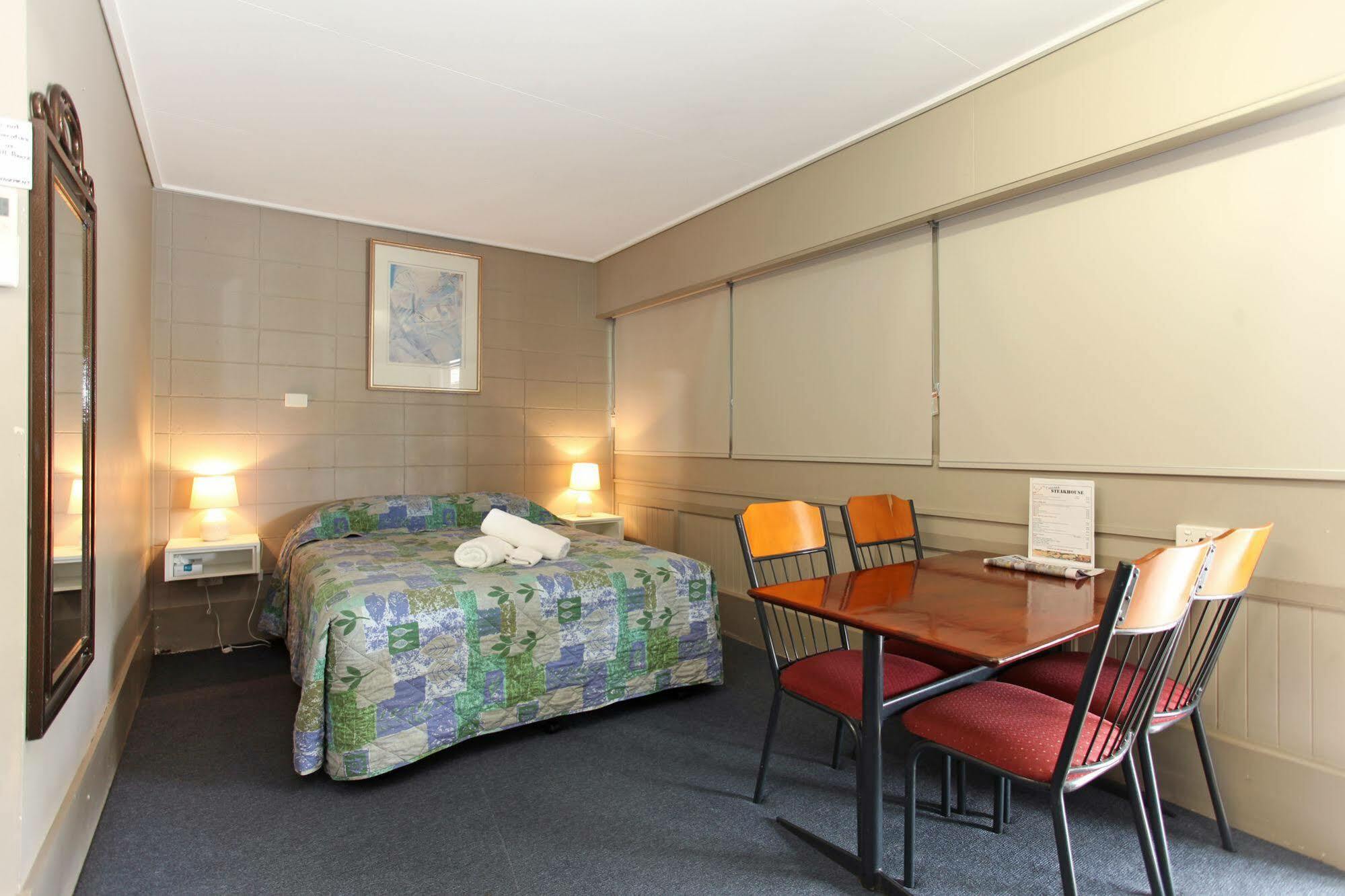 Tandara Hotel Motel Sarina Екстериор снимка